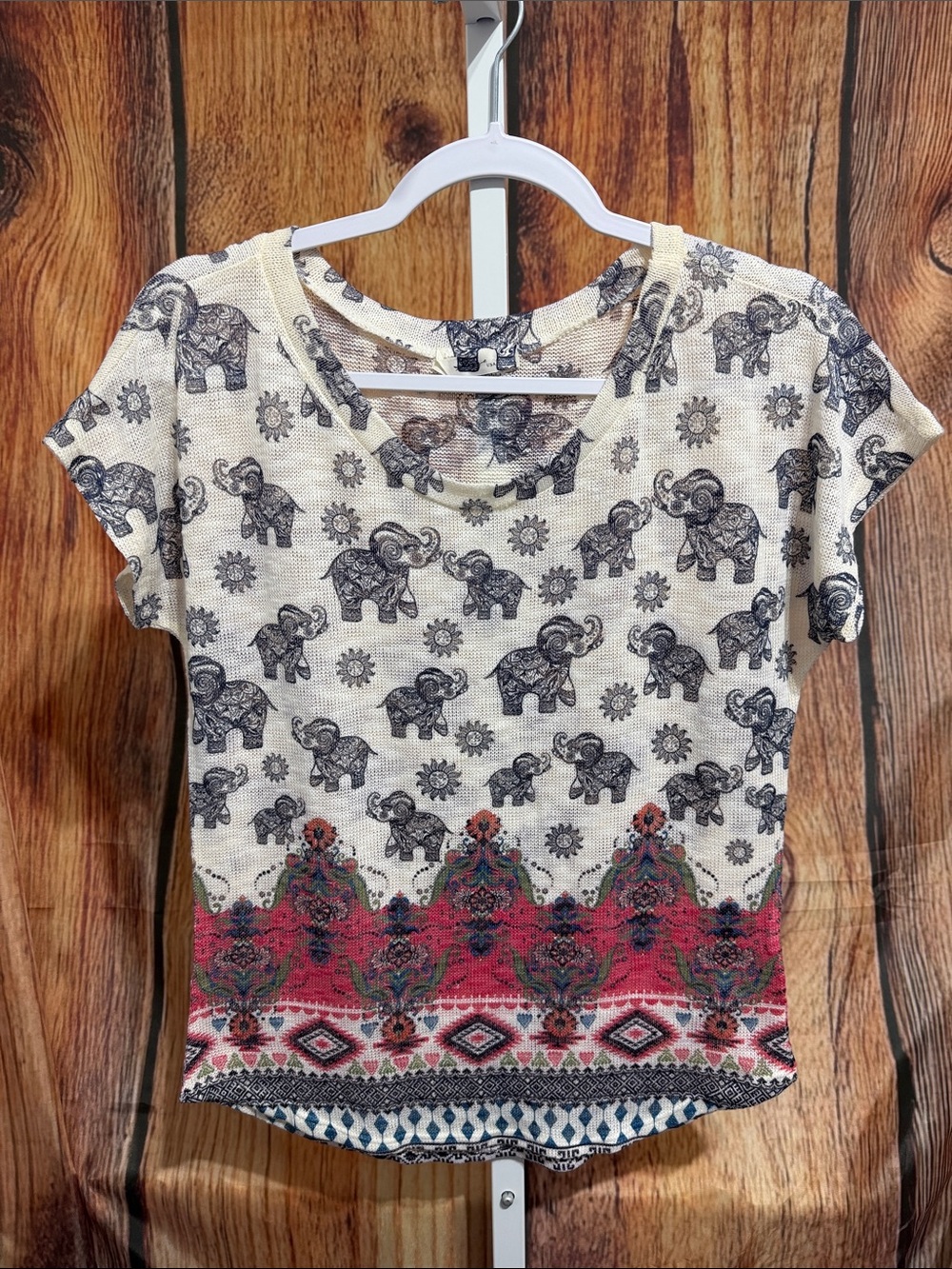 🚨(4/$10) Glaze Elephant Print Sweater Size M - Picture 2 of 4